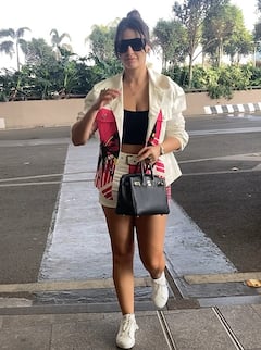 एयरपोर्ट पर हाथों में हाथ डाले स्पॉट हुए कैटरीना-विक्की, नोरा फतेही का दिखा गॉर्जियस लुक, न्यू ईयर सेलिब्रेशन के लिए रवाना हुए ये सितारे