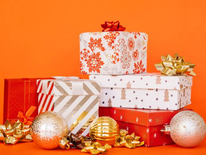 नए साल हर किसी के लिए बेहद खास होता है. लोग इस मौके को अपने-अपने ढंग से मनाते हैं. कोई परिवार और दोस्तों के साथ मिलकर पार्टियां करता है तो कोई घूमने निकल पड़ता है.पार्टियां और तोहफे इस दिन को और भी यादगार बना देता हैं.