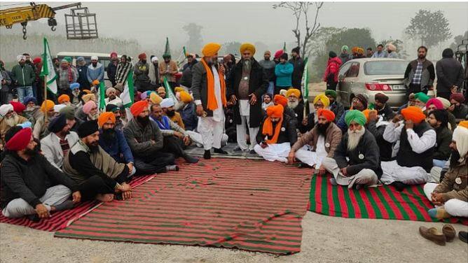 Farmers Closed The Biggest Toll Plaza Of Punjab Due To Poor Condition Of The Road know details Punjab: ਸੜਕ ਦੀ ਹਾਲਤ ਖ਼ਸਤਾ ਹੋਣ 'ਤੇ ਕਿਸਾਨਾਂ ਨੇ ਬੰਦ ਕਰਵਾਇਆ ਪੰਜਾਬ ਦਾ ਸਭ ਤੋਂ ਵੱਡਾ ਟੋਲ ਪਲਾਜ਼ਾ