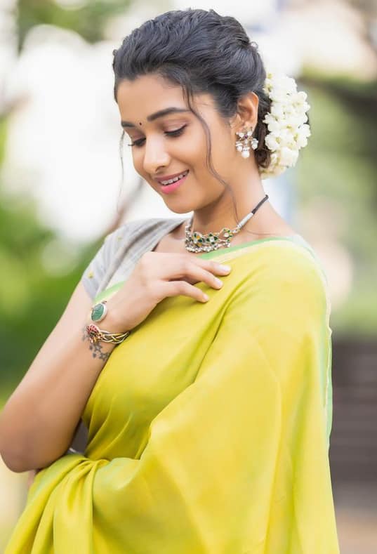 MBA வரை படித்திருக்கும் இவர், செய்தி வாசிப்பாளராக தனது பணியை தொடங்கினார்.