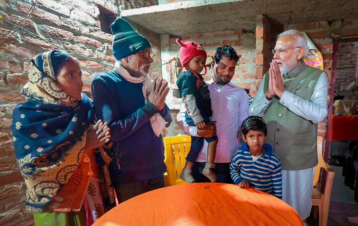 प्रधानमंत्री नरेंद्र मोदी ने शनिवार (30 दिसंबर) को उत्तर प्रदेश के अयोध्या पहुंचे. इस दौरान वह उज्ज्वला योजना के लाभार्थी मीरा मांझी से मिले पीएम का काफिला जब अयोध्या के लता मंगेशकर चौक के पास एक कॉलोनी में रहने वाली मीरा के घर के पास रुका तो हर शख्स हैरान रह गया.