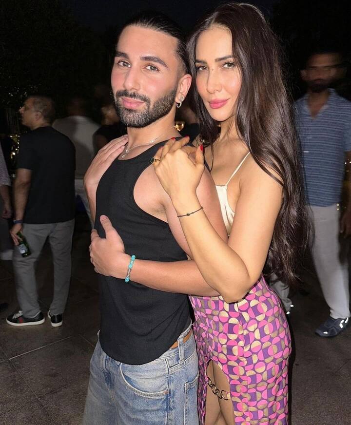 ओरी के साथ इस पार्टी में एक्ट्रेस किम शर्मा को भी स्पॉट किया गया. पार्टी में एक्ट्रेस क्रॉप टॉप के साथ स्कर्ट पहने हुए काफी गॉर्जियस लग रही थी.