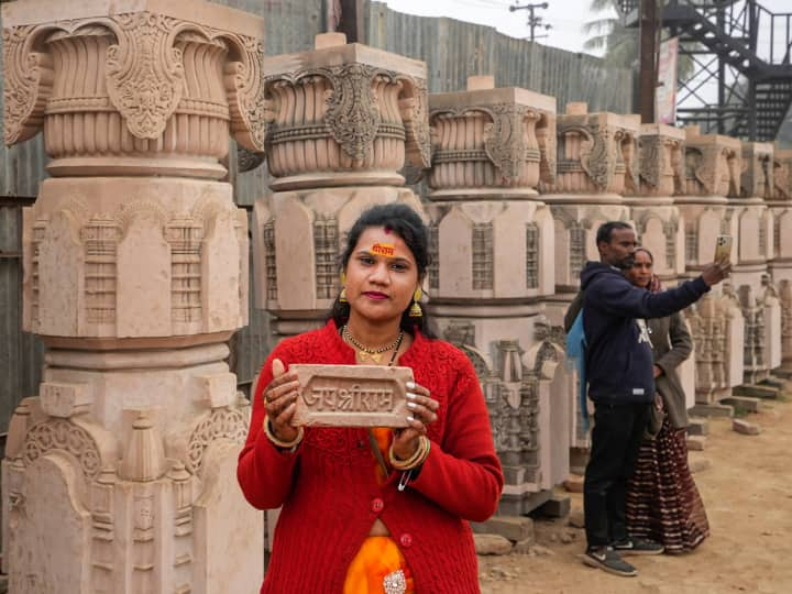 Ayodhya Ram Mandir: अयोध्या में राम मंदिर की प्राण प्रतिष्ठा के लिए तैयारियां जोरों पर चल रही हैं. 22 जनवरी को मंदिर की प्राण प्रतिष्ठा होगी. धर्म नगरी प्रभु राम के स्वागत के लिए तैयार है.