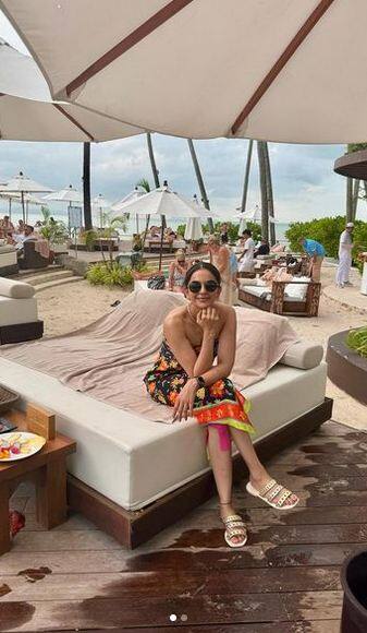 ਇੱਕ ਹੋਰ ਤਸਵੀਰ 'ਚ ਰਕੁਲ ਜ਼ਮੀਨ 'ਤੇ ਬੈਠੀ ਨਜ਼ਰ ਆ ਰਹੀ ਹੈ। ਉਸ ਦਾ ਅੰਦਾਜ਼ ਲੋਕਾਂ ਦਾ ਦਿਲ ਚੁਰਾਉਣ ਲਈ ਕਾਫੀ ਹੈ।