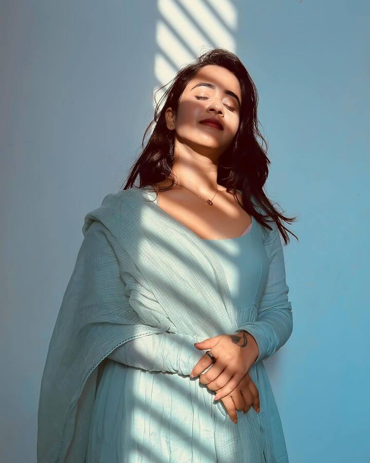 వాటిని ఇన్స్టా వేదికగా షేర్ చేసింది. దీంతో దీప్తి అభిమానులందరూ.. మస్త్ క్యూట్ ఉన్నావంటూ కామెంట్లు షేర్ చేస్తున్నారు.