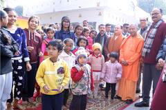 In Pics: बीजेपी अध्यक्ष जेपी नड्डा और सीएम योगी ने गरीबों को बांटे कंबल, बच्चों को दी चॉकलेट