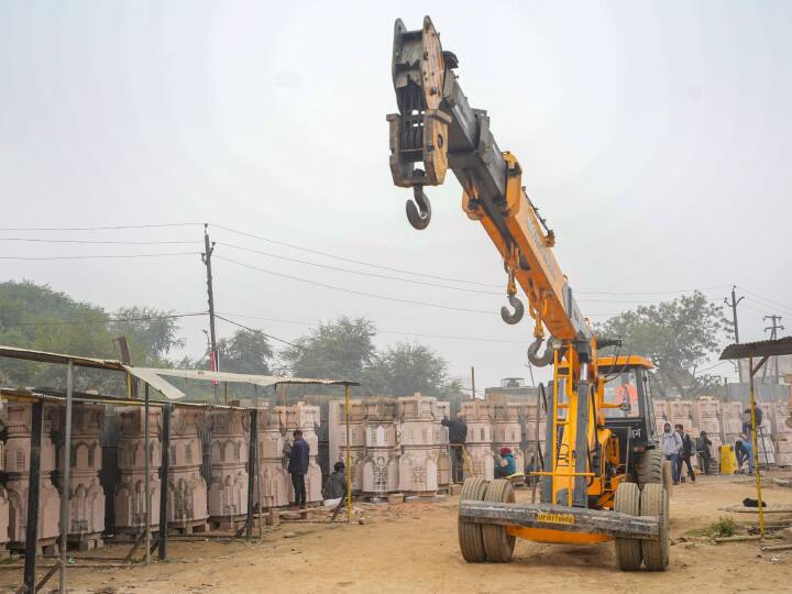 अयोध्या में राम जन्मभूमि न्यास कार्यशाला में बड़ी मशीनों से भी काम लिया जा रहा है.