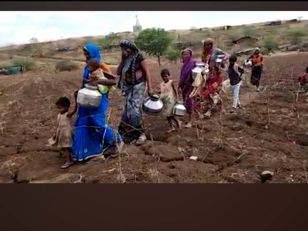 Jaljivan Mission : जलजीवन मिशन दीड वर्षापासून रखडलेलच, पिण्याच्या पाण्यासाठी आदिवासी महिलांची 2 किलोमीटरची पायपीट jal jeevan mission stalled for one and a half years nandurbar news maharashtra politics update Jaljivan Mission : जलजीवन मिशन दीड वर्षापासून रखडलेलच, पिण्याच्या पाण्यासाठी आदिवासी महिलांची 2 किलोमीटरची पायपीट