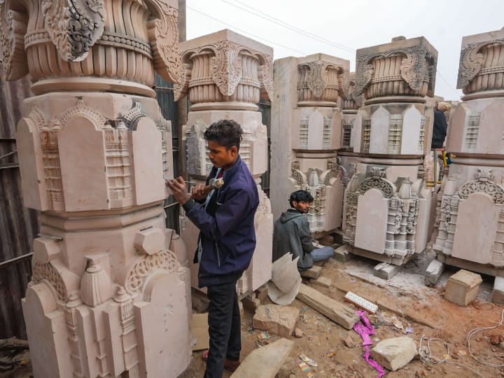 अयोध्या में राम जन्मभूमि न्यास कार्यशाला में नक्काशी करता एक कलाकार.