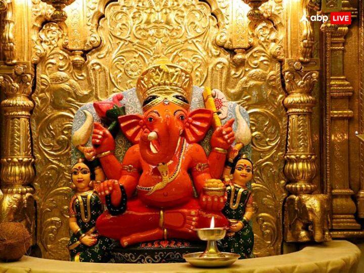 सिद्धि विनायक मंदिर (मुंबई) - किसी भी शुभ कार्य की शुरुआत गणपति के दर्शन पूजा से हो तो उसमें सफलता और संपन्नता आती है. ऐसे में नए साल 2024 की शुरुआत सिद्धिविनायक मंदिर में गणपति के दर्शन से करना शुभफलदायी होगा. यहां दर्शन के लिए बड़ी-बड़ी हस्तियां भी आती हैं.