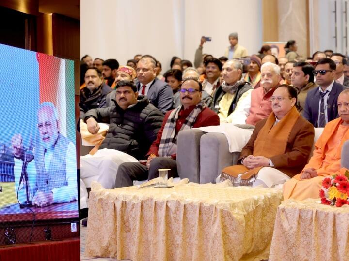 CM Yogi Adityanath listens to Mann Ki Baat With JP Nadda Special discussion on millets ANN Mann Ki Baat: लखनऊ में सीएम योगी ने सुना 'मन की बात' कार्यक्रम, बीजेपी अध्यक्ष जेपी नड्डा भी रहे मौजूद