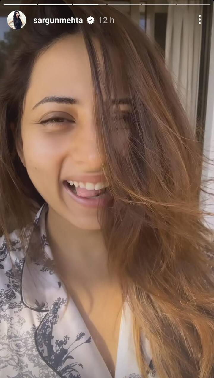 ਉਸ ਨੇ ਆਪਣੇ ਵਾਲਾਂ ਨੂੰ ਖੁੱਲ੍ਹੇ ਛੱਡਿਆ ਹੋਇਆ ਹੈ ਅਤੇ ਫੈਨਜ਼ ਨੂੰ ਪਿਆਰੀ ਸਮਾਇਲ ਦਿੰਦੀ ਨਜ਼ਰ ਆ ਰਹੀ ਹੈ। ਸਰਗੁਣ ਦੀ ਇਸ ਸਮਾਇਲ ਨੇ ਫੈਨਜ਼ ਦਾ ਦਿਲ ਜਿੱਤ ਲਿਆ ਹੈ।