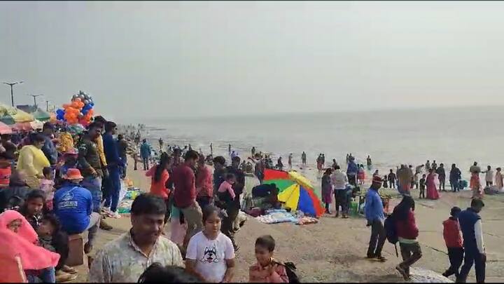 সকাল থেকেই ভিড়ে জমজমাট সমুদ্র সৈকত। আট থেকে আশি, সবাই আনন্দে সামিল।