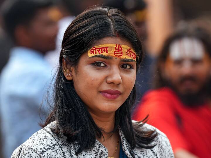 श्रीराम की एक भक्त पोज देती हुई.