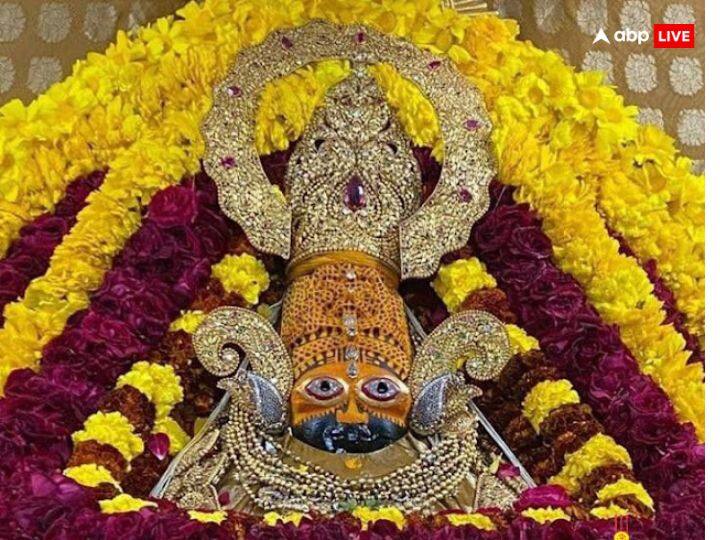 खाटू श्याम (राजस्थान) - हारे का सहारा माने जाने वाले बाबा खाटू श्याम मंदिर राजस्थान के सीकर में है. यहां नए साल पर दर्शन के लिए लंबी-लंबी कतारें लगती है. कहते हैं यहां आने वाले हर भक्त कभी खाली हाथ नहीं जाता, उसकी सारी मुरादें पूरी हो जाती है.