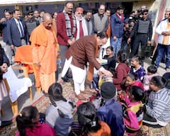 In Pics: बीजेपी अध्यक्ष जेपी नड्डा और सीएम योगी ने गरीबों को बांटे कंबल, बच्चों को दी चॉकलेट