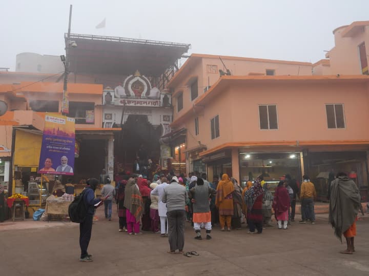 अयोध्या का प्रसिद्ध और प्रतिष्ठित हनुमानगढ़ी मंदिर. यहां अक्सर श्रद्धालुओं का तांता लग रहता है लेकिन भयंकर सर्दी के बावजूद भक्तों का उत्साह कम नहीं हुआ है. राम मंदिर की प्राण प्रतिष्ठा का कार्यक्रम करीब है, इसलिए बजरंगबली और भक्तों का भव्य मंदिर में प्रभु श्रीराम का स्वागत करने का इंतजार अब खत्म होने वाला है.