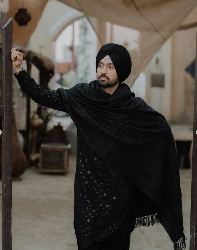 ਇਸ ਤੋਂ ਇਲਾਵਾ ਦੂਜੇ ਯੂਜ਼ਰ ਨੇ ਦਿਲਜੀਤ ਦੀ ਲੁੱਕ ਲਈ ਕਮੈਂਟ ਕਰਦੇ ਹੋਏ ਕਿਹਾ, ਗੱਲਬਾਤ ਯੈਸ ਐ... ਅਤੇ ਕੱਪੜੇ ਪ੍ਰੈਸ ਐ...