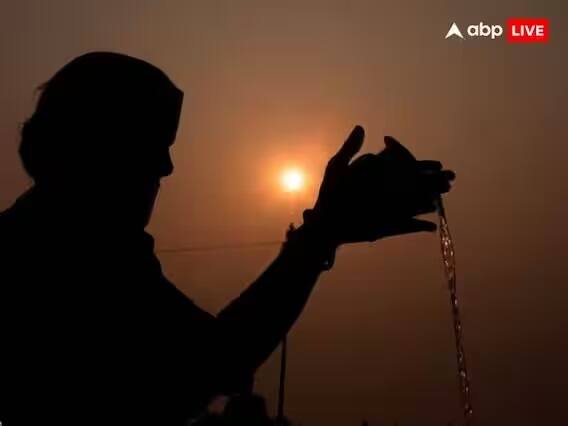 રવિવારની પૂજાને ખૂબ મહત્વ આપવામાં આવ્યું છે. રવિવારે સૂર્યદેવની પૂજા કરવામાં આવે છે. આ દિવસે સવારે વહેલા ઉઠો, સ્નાન કરો અને સૌ પ્રથમ સૂર્યદેવને અર્ઘ્ય ચઢાવો. ખાસ ધ્યાન રાખો કે અર્ઘ્ય અર્પણ કરતી વખતે પાણીમાં રોલી, લાલ ફૂલ, અક્ષત, ખાંડ અને ચંદન મિક્સ કરો.