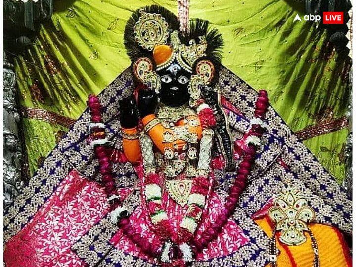 बांके बिहारी मंदिर (मथुरा) - श्रीकृष्ण की जन्मस्थली मथुरा में कान्हा जी बांके बिहारी के नाम से प्रसिद्ध हैं. साल के 365 दिन यहां भक्तों की भारी भीड़ होती है. मान्यता है कि बांके बिहारी जी की मूर्ति में इतना आकर्षण है कि लोग उन्हें देखते ही उनकी ओर खींचे चले जाते हैं. कान्हा को नजरदोष से बचाने के लिए यहां मूर्ति के आगे हर 2 मिनट पर पर्दा लग जाता है.