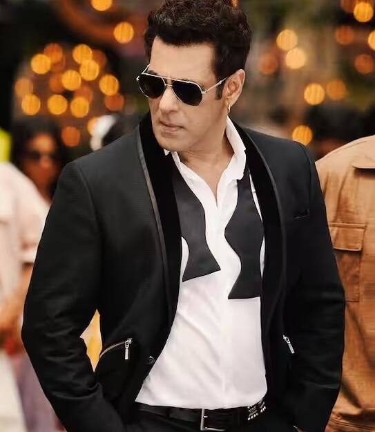 न्यूज एजेंसी पीटीआई के साथ इंटरव्यू के दौरान सलमान खान ने खुलासा किया था कि उनकी पहली सैलरी सिर्फ 75 रुपये थी. उन्होंने कहा- 'मेरी पहली सैलरी मुझे लगता है कि लगभग 75 रुपये थी. ताज होटल में एक शो हुआ था जिसमें मैंने बैकग्राउंडर डांर्सस के साथ डांस किया था.'