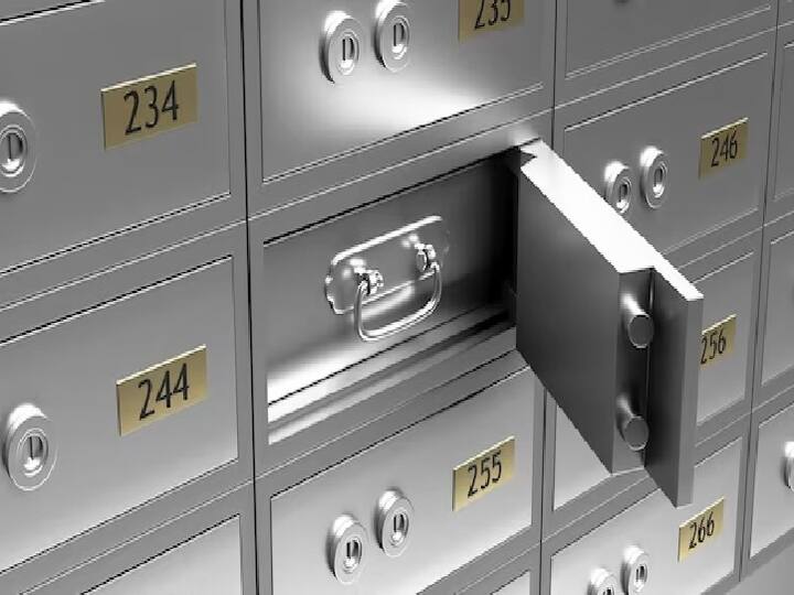 आज बैंक के नए लॉकर एग्रीमेंट को साइन करने की डेडलाइन खत्म हो रही है. इसके बाद बाद जब तक आप नया लॉकर एग्रीमेंट साइन नहीं करते हैं, तब तक आपको लॉकर ऑपरेट करने की सुविधा नहीं मिलेगी.