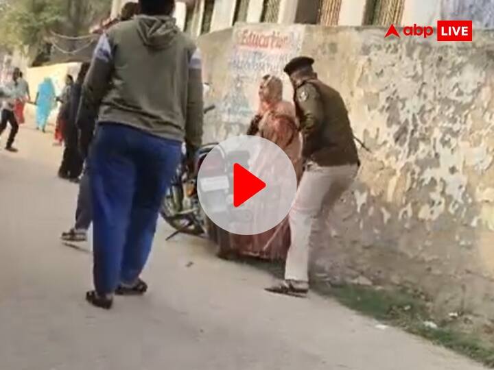 Bihar Police officer beats woman with stick in Sitamarhi video viral ann Watch: बिहार की 'लठबाज' पुलिस! सीतामढ़ी में महिला को दौड़ा-दौड़ाकर मारा, हैरान कर देगा ये VIDEO