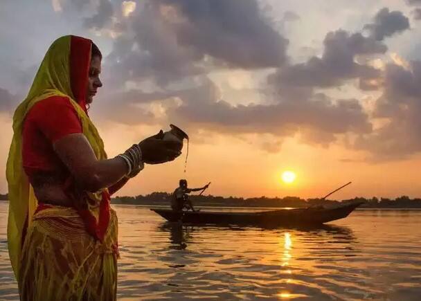 Surya Puja:  રવિવારનો દિવસ સૂર્યદેવની ઉપાસના માટે શ્રેષ્ઠ માનવામાં આવે છે. આ દિવસે સૂર્ય ભગવાનને જળ અર્પણ કરવું, તેમની પૂજા કરવી અને ઉપવાસ કરવાથી પરેશાનીઓનો અંત આવે છે.