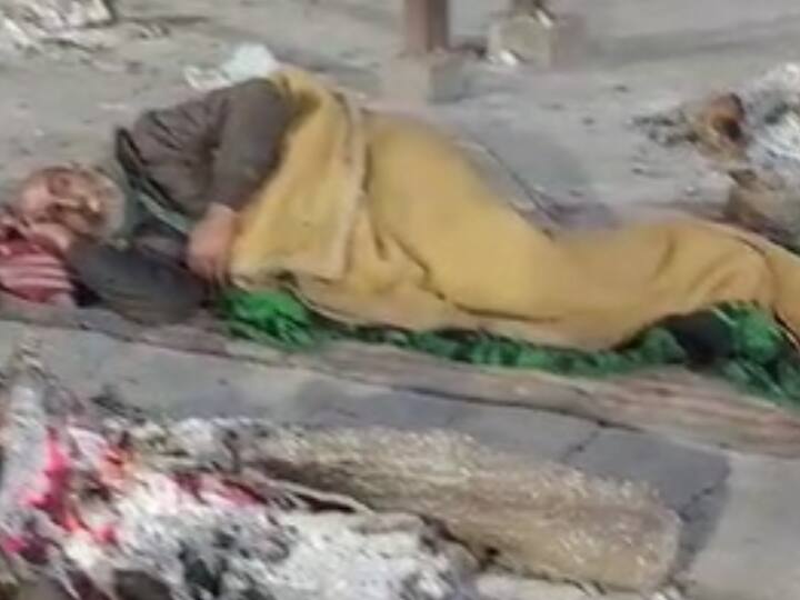 UP Kanpur a old man sleeps burning pyre Video Viral Check Reason ANN UP News: श्मशान में जलती चिता के पास बिस्तर बिछाकर लेट गया बुजुर्ग, अब अधिकारियों ने बताई वजह