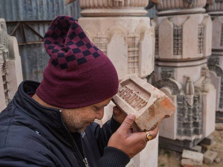 जय श्रीराम लिखी ईंट को नमन करता एक श्रद्धालु.