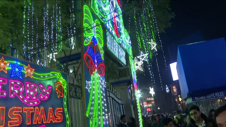 বছরের শেষ দিনটা উপভোগ করতে পথে নেমেছে মানুষ।  নতুন বছরে নতুন করে স্বপ্ন দেখা শুরু। বছরের শেষ দিন থেকেই শুরু হয়েছে তার প্রস্তুতি।