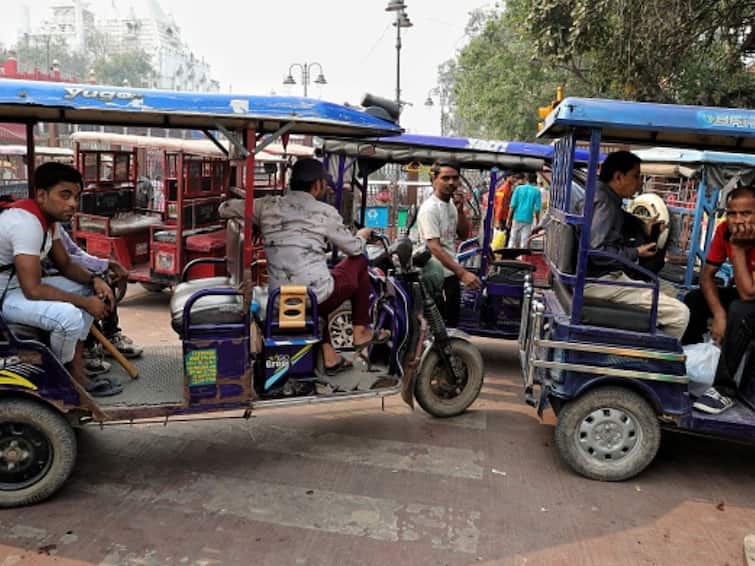 Delhi E Rickshaw Driver Dies After Drunk Police Officer Car Hits Vehicle Delhi: Drunk Cop Rams Car Into E-Rickshaw Killing Driver, Arrested