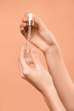 फेशियल ऑईल स्किनकेअर रूटीनमध्ये वापरा, हे आहेत फायदे!