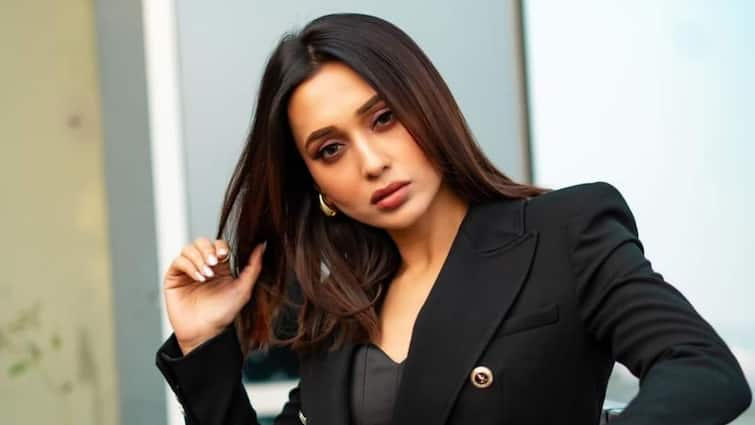 Mimi Shiboproshad Nanditas Film Shastry Virudh Shastry has released in Netflix Mimi Chakraborty: মিমির প্রথম বলিউড ফিল্ম মিস করেছেন? এবার দেখার সুযোগ পাবেন ওটিটিতেই