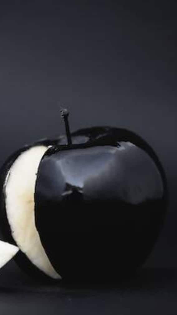 হিরের মতোই মহার্ঘ এই কালো আপেল