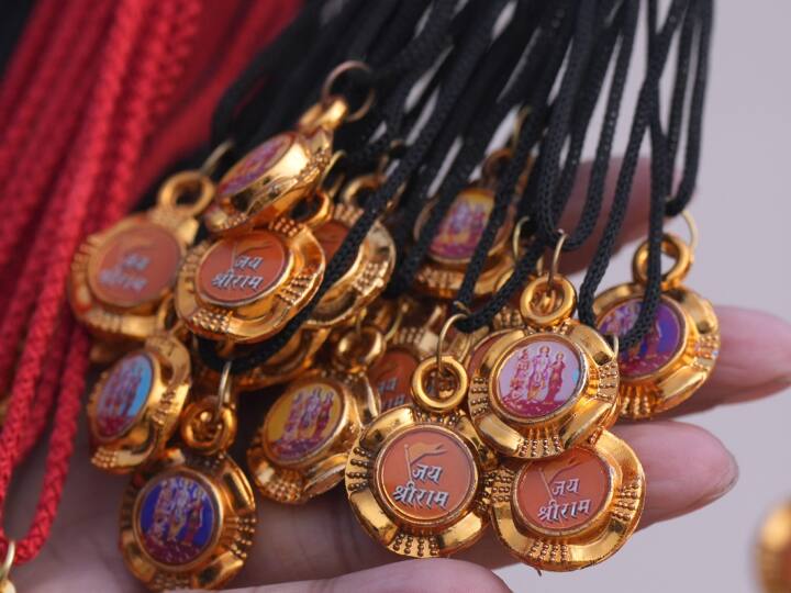 श्रीराम को समर्पित लॉकेट खूब बिक रहे हैं.