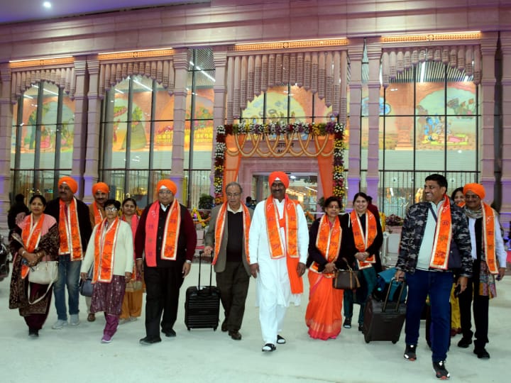 अयोध्या के भव्य हवाई अड्डे पर यात्री.