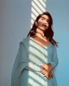 Deepthi Sunaina : మాయలో ఉన్నానంటూనే మాయ చేస్తున్న దీప్తి సునయన