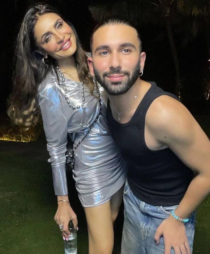 ओरी ने ये तस्वीरें अपने इंस्टाग्राम अकाउंट की स्टोरी पर शेयर की हैं. जो अब तेजी से इंटरनेट पर वायरल हो रही हैं.