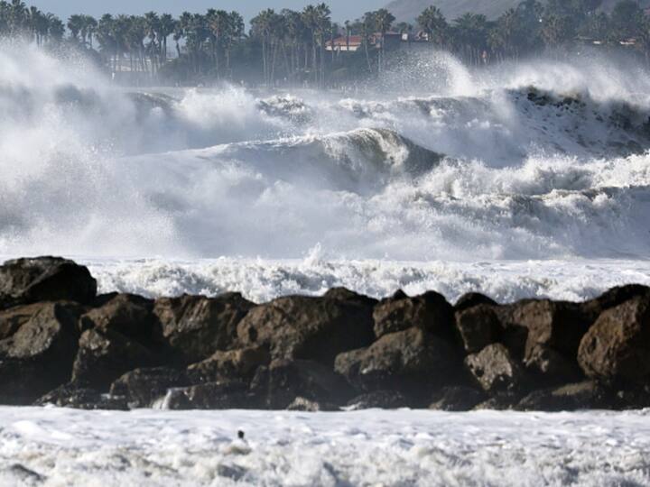 Large waves break near the beach in Ventura, California. Dangerous surf churned up by storms in the Pacific is impacting much of California’s coastline with coastal flooding possible in some low-lying areas. (Image Source: Getty)