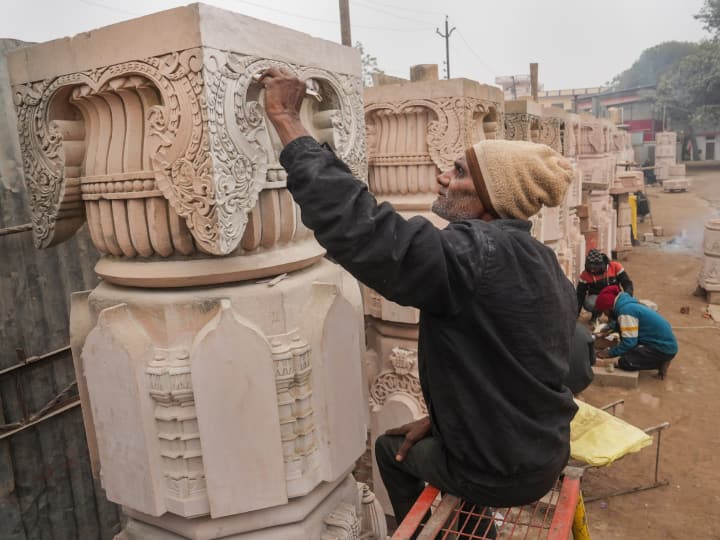 वयोवृद्ध कलाकार अयोध्या में राम जन्मभूमि न्यास कार्यशाला में एक स्तंभ पर नक्काशी करते हुए.