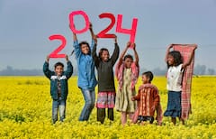 New Year Album: ভালবাসায়-আনন্দে নতুন বছরকে স্বাগত.. দেশ জুড়ে ধরা দিল অভিনব সব রঙিন ফ্রেম