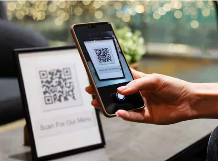 gpay phonepe paytm and others users will soon get tap and pay upi payment feature UPI Tap And Pay :  QR कोडला सुट्टी मिळणार! UPI टॅप अँड पे सेवा जानेवारीत सुरू होणार, जाणून घ्या कसे काम करेल?