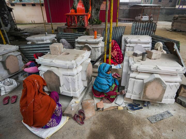 कलाकारों में कई महिला कर्मी भी शामिल हैं.