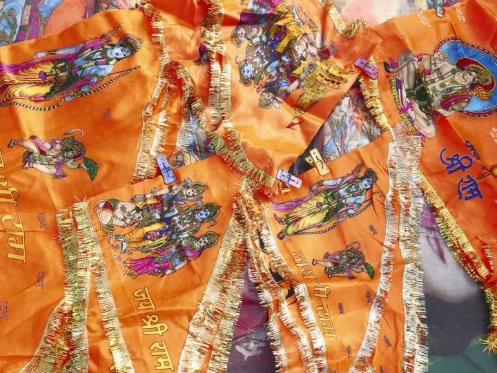 प्रभु श्रीराम को समर्पित झंडों की बिक्री हो रही है.