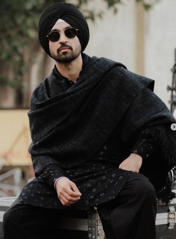 ਦਰਅਸਲ, ਦਿਲਜੀਤ ਵੱਲੋਂ ਇਸ ਸਾਲ ਦੀ ਆਖਰੀ ਪੋਸਟ ਸ਼ੇਅਰ ਕੀਤੀ ਗਈ ਹੈ। ਜਿਸ ਵਿੱਚ ਉਹ ਬਲੈਕ ਕਲਰ ਦੇ ਕੁੜਤੇ, ਪੱਗ ਵਿੱਚ ਕਮਾਲ ਦੇ ਲੱਗ ਰਹੇ ਹਨ।
