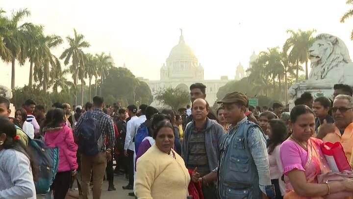 জেলার বিভিন্ন প্রান্ত থেকে মানুষ ছুটে এসেছেন বছরের শেষদিনটা উপভোগ করতে।
