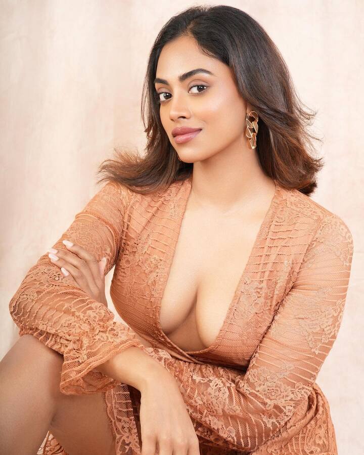 'మా ఊరి పొలిమేర', 'పొలిమేర 2' సినిమాలతో కథానాయికగా తెలుగునాట విజయాలు అందుకున్న తెలుగు అమ్మాయి సాయి కామాక్షి భాస్కర్ల. 'విరూపాక్ష' సినిమాలోనూ ఆవిడ ఓ కీలక పాత్ర చేశారు. సినిమాల్లో ట్రెడిషనల్ గెటప్స్ లో కనిపించిన ఆవిడ... ఒక్కసారిగా గ్లామర్ డోస్ పెంచారు. క్లివేజ్ కనిపించేలా ఫోటోషూట్ చేశారు. (Image Courtesy: saikamakshibhaskarla / instagram)