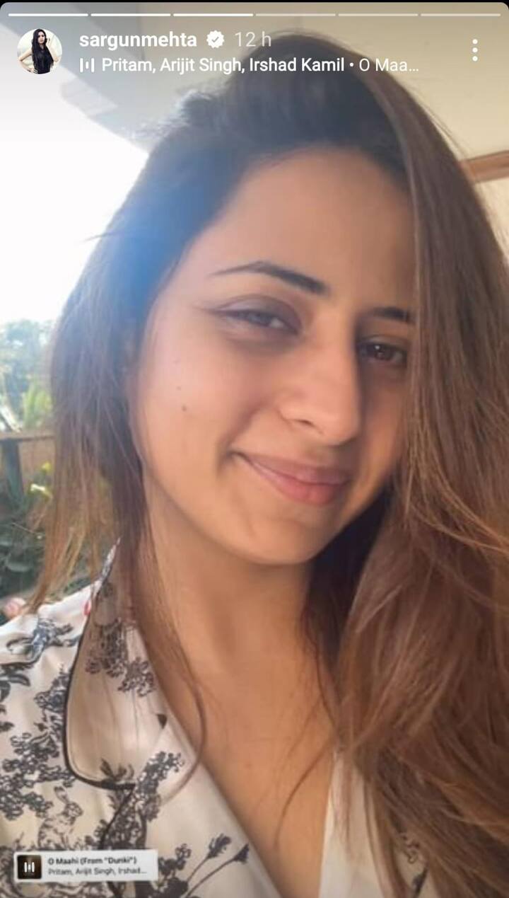 ਸਰਗੁਣ ਦੀ ਇਹ ਸਿੰਪਲ ਬਿਨਾਂ ਮੇਕਅੱਪ ਦੀ ਲੁੱਕ ਸਭ ਦਾ ਦਿਲ ਜਿੱਤ ਰਹੀ ਹੈ। ਸਰਗੁਣ ਮਹਿਤਾ ਨੇ ਸਵੇਰ ਦੇ ਸਮੇਂ ਇਹ ਤਸਵੀਰਾਂ ਸ਼ੇਅਰ ਕੀਤੀਆਂ ਹਨ, ਇਨ੍ਹਾਂ ਤਸਵੀਰਾਂ 'ਚ ਉਹ ਬਾਲਕਨੀ 'ਚ ਖੜੀ ਨਜ਼ਰ ਆ ਰਹੀ ਹੈ।