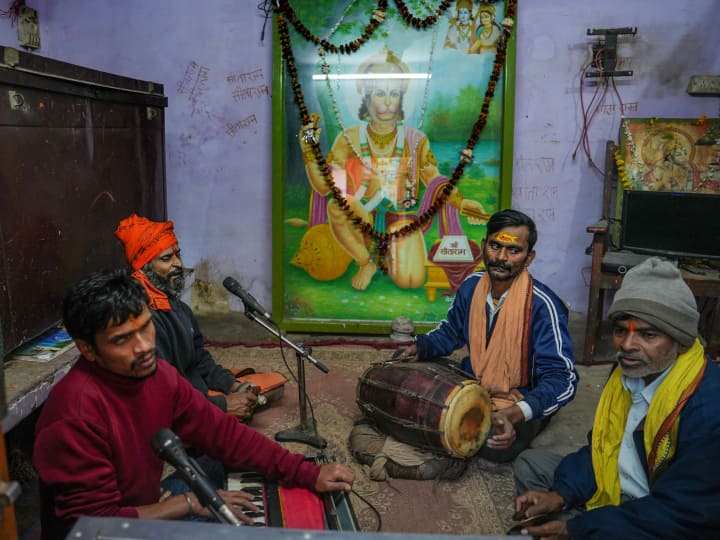 प्रभु श्रीराम के स्वागत में जगह-जगह संकीर्तन चल रहा है.